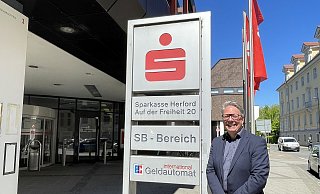 Der Herforder Kulturchef Christian Kötter-Lixfeld an der ehemaligen Hauptstelle der Sparkasse an der Ecke Auf der Frreiheit/Abteistraße. - Natalie Gottwald Der Herforder Kulturchef Christian Kötter-Lixfeld an der ehemaligen Hauptstelle der Sparkasse an der Ecke Auf der Frreiheit/Abteistraße. - Natalie Gottwald
