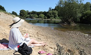 Picknick am Werrestrand: Diese junge Frau hat es sich am Ufer der Werre unterhalb des Sielwehres gemütlich gemacht und genießt den Blick auf den Fluss. - Jörg Stuke Picknick am Werrestrand: Diese junge Frau hat es sich am Ufer der Werre unterhalb des Sielwehres gemütlich gemacht und genießt den Blick auf den Fluss. - Jörg Stuke