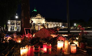 Am Tatort legten viele Menschen Blumen ab und zündeten Kerzen an. Archivfoto: - Ulf Hanke Am Tatort legten viele Menschen Blumen ab und zündeten Kerzen an. Archivfoto: - Ulf Hanke