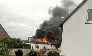 Der Balkon des Wohnhauses an der Lübbecker Straße steht in Flammen. MT-Foto: - Patrick Schwemling Der Balkon des Wohnhauses an der Lübbecker Straße steht in Flammen. MT-Foto: - Patrick Schwemling