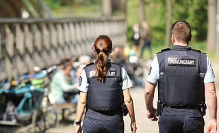 Familienausflug statt Saufgelage: Zwei Mitarbeiter des Ordnungsamts liefen im vergangenen Jahr an Himmelfahrt am Gradierwerk durch den Sielpark. - Ulf Hanke Familienausflug statt Saufgelage: Zwei Mitarbeiter des Ordnungsamts liefen im vergangenen Jahr an Himmelfahrt am Gradierwerk durch den Sielpark. - Ulf Hanke