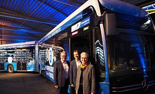Bürgermeister Michael Dreier, Padersprinter-Geschäftsführer Oliver Eikenberg und die Technische Beigeordnete Claudia Warnecke fahren die erste Runde mit dem neuen Bus - Phyllis Frieling Bürgermeister Michael Dreier, Padersprinter-Geschäftsführer Oliver Eikenberg und die Technische Beigeordnete Claudia Warnecke fahren die erste Runde mit dem neuen Bus - Phyllis Frieling