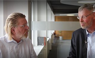 Carsten Heil und Arthur Kade (r.) vom Baufinanzierungsvermittler Enderlein im Gespräch über Hausbau und Zinsen. - Andreas Fahl Carsten Heil und Arthur Kade (r.) vom Baufinanzierungsvermittler Enderlein im Gespräch über Hausbau und Zinsen. - Andreas Fahl