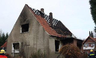 Völlig ausgebrannt ist das Gebäude in der Nach zu Samstag. Der Feuerwehr gelang es den Brand zu löschen. - Polizei Minden-Lübbecke Völlig ausgebrannt ist das Gebäude in der Nach zu Samstag. Der Feuerwehr gelang es den Brand zu löschen. - Polizei Minden-Lübbecke