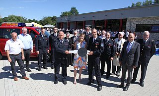 Den symbolischen Schlüssel für das neue Gerätehaus überreichte Bürgermeisterin Ute Dülfter an die beiden Feuerwehrchefs Christoph Keuter (Henglarn, r.) und Heinrich Wigge (Atteln). - Johannes Büttner Den symbolischen Schlüssel für das neue Gerätehaus überreichte Bürgermeisterin Ute Dülfter an die beiden Feuerwehrchefs Christoph Keuter (Henglarn, r.) und Heinrich Wigge (Atteln). - Johannes Büttner
