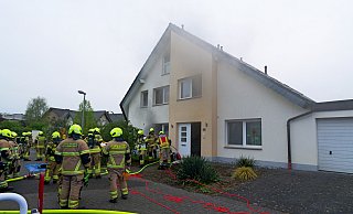 Ein Kellerbrand in einem Wohnhaus am Azaleenweg im Stadtteil Sande führte am Sonntagabend zu einer starken Rauchentwicklung. - Ralph Meyer Ein Kellerbrand in einem Wohnhaus am Azaleenweg im Stadtteil Sande führte am Sonntagabend zu einer starken Rauchentwicklung. - Ralph Meyer