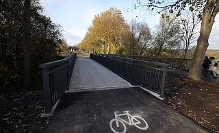 Radfahrer und Fußgänger nutzen auf dem sanierten Stück des Weserradweges getrennte Wege - und getrennte Brücken. - Jörg Stuke Radfahrer und Fußgänger nutzen auf dem sanierten Stück des Weserradweges getrennte Wege - und getrennte Brücken. - Jörg Stuke