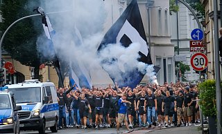 Weit mehr als 1.000 Ultras zogen bei ihrem Fanmarsch („Corteo“) vom Rathaus über die Stapenhorststraße zur Alm. - Andreas Zobe Weit mehr als 1.000 Ultras zogen bei ihrem Fanmarsch („Corteo“) vom Rathaus über die Stapenhorststraße zur Alm. - Andreas Zobe