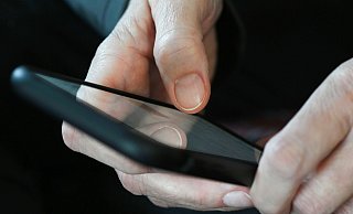 Die Betrüger geben sich als Polizisten aus und wollen Geld oder Wertgegenstände sichern. Darauf fallen häufiger Senioren rein. - epd-bild / Heike Lyding Die Betrüger geben sich als Polizisten aus und wollen Geld oder Wertgegenstände sichern. Darauf fallen häufiger Senioren rein. - epd-bild / Heike Lyding