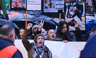 Die Veranstalterin skandiert vor der Demo. - Andreas Zobe Die Veranstalterin skandiert vor der Demo. - Andreas Zobe