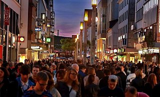 Shopping in der City: Der Einzelhandel darbt - und der Verkehrsversuch hat weitere Probleme bereitet, heißt es. - Andreas Zobe (Archiv/Symbolbild) Shopping in der City: Der Einzelhandel darbt - und der Verkehrsversuch hat weitere Probleme bereitet, heißt es. - Andreas Zobe (Archiv/Symbolbild)