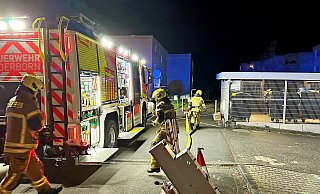 Die Feuerwehr war in der Silvesternacht im Kreis Paderborn mächtig gefordert - teilweise böllerten die Menschen einfach weiter. - Ralph Meyer Die Feuerwehr war in der Silvesternacht im Kreis Paderborn mächtig gefordert - teilweise böllerten die Menschen einfach weiter. - Ralph Meyer