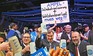 Markus Söder, Manfred Weber (r.) und Alexander Dobrindt (l.) trinken Bier aus großen Krügen. - picture alliance / Sven Simon | Frank Hoermann Markus Söder, Manfred Weber (r.) und Alexander Dobrindt (l.) trinken Bier aus großen Krügen. - picture alliance / Sven Simon | Frank Hoermann