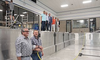 Die beiden Vorsitzenden des Bau- und Fördervereins, Franz-Josef Kaimann und Karl Schulmeister, lassen schon Wasser in das Edelstahlbecken einlaufen. Reinhold Brunnert, Johannes Michelis, Bürgermeister Michael Berens, Angelika Michelis, Antonia Schulmeister und Anneliese Brunnert schauen interessiert zu. - Uwe Müller Die beiden Vorsitzenden des Bau- und Fördervereins, Franz-Josef Kaimann und Karl Schulmeister, lassen schon Wasser in das Edelstahlbecken einlaufen. Reinhold Brunnert, Johannes Michelis, Bürgermeister Michael Berens, Angelika Michelis, Antonia Schulmeister und Anneliese Brunnert schauen interessiert zu. - Uwe Müller