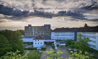 Die dunklen Wolken über dem maroden Krankenhaus dürften sich so schnell nicht lichten. Ob tasächlich gebaut wird, wird man wohl erst in vier oder fünf Jahren erfahren. - THORSTEN ULONSKA Die dunklen Wolken über dem maroden Krankenhaus dürften sich so schnell nicht lichten. Ob tasächlich gebaut wird, wird man wohl erst in vier oder fünf Jahren erfahren. - THORSTEN ULONSKA