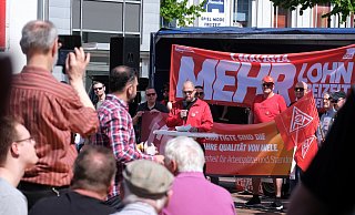 Tobias Hansch ist in Bünde aufgewachsen und hier verwurzelt. Ebenso bei Imperial. Der Betriebsratsvorsitzende sprach bei der Kundgebung am 1. Mai auf dem Tönnies-Wellensiekplatz zu knapp 200 Menschen. Fotos: Katharina Eisele - Katharina Eisele Tobias Hansch ist in Bünde aufgewachsen und hier verwurzelt. Ebenso bei Imperial. Der Betriebsratsvorsitzende sprach bei der Kundgebung am 1. Mai auf dem Tönnies-Wellensiekplatz zu knapp 200 Menschen. Fotos: Katharina Eisele - Katharina Eisele