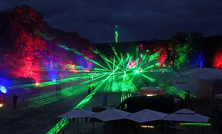 „Die Lasershow ist der Hammer, man taucht förmlich in eine andere Welt ein“, findet Höxters Bürgermeister Daniel Hartmann. - Michaela Bast „Die Lasershow ist der Hammer, man taucht förmlich in eine andere Welt ein“, findet Höxters Bürgermeister Daniel Hartmann. - Michaela Bast
