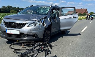 Ein Radfahrer ist in Marienfeld im Kreis Gütersloh von einem Auto angefahren worden. Dabei erlitt er schwere Verletzungen. - Thorsten Heß Ein Radfahrer ist in Marienfeld im Kreis Gütersloh von einem Auto angefahren worden. Dabei erlitt er schwere Verletzungen. - Thorsten Heß