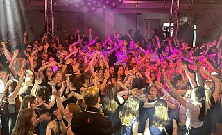 Die Stimmung kocht: Beim großen Abschlussball für alle Konfirmandinnen und Konfirmanden im Kirchenkreis Lübbecke, dem Konfiball in der Gabrielkirche in Nettelstedt, wurde im vergangenen Jahr kräftig gefeiert. - Benjamin Tinz Die Stimmung kocht: Beim großen Abschlussball für alle Konfirmandinnen und Konfirmanden im Kirchenkreis Lübbecke, dem Konfiball in der Gabrielkirche in Nettelstedt, wurde im vergangenen Jahr kräftig gefeiert. - Benjamin Tinz