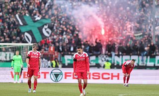 Lange Gesichter bei den Arminia-Spielern in Münster. Lange Gesichter bei den Arminia-Spielern in Münster.