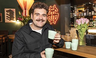 Jan Hunke betreibt „Capvin“ und „The Good Hood“ und verwendet Mehrwegbecher von „Recup“. Für Pizzen sei Mehrweg aus mehreren Gründen schwierig. - Joerg Dieckmann Jan Hunke betreibt „Capvin“ und „The Good Hood“ und verwendet Mehrwegbecher von „Recup“. Für Pizzen sei Mehrweg aus mehreren Gründen schwierig. - Joerg Dieckmann