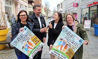 Kerstin Linnebrügger (v.l.), Christoph Lanvers, Laura Kemena und Kerstin Pürschel vom Handel Bünde stoßen jetzt schon einmal auf die größere Veranstaltung in diesem Jahr an. Foto: Anastasia von Fugler - Anastasia von Fugler Kerstin Linnebrügger (v.l.), Christoph Lanvers, Laura Kemena und Kerstin Pürschel vom Handel Bünde stoßen jetzt schon einmal auf die größere Veranstaltung in diesem Jahr an. Foto: Anastasia von Fugler - Anastasia von Fugler