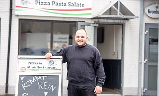 Can Reinsberger bereitet schon mittags alles vor für das Abendgeschäft im Mini-Restaurant. Doch ab 17 Uhr bleiben manche Gäste weg - aus einem besonderen Grund. - Andre Schneider Can Reinsberger bereitet schon mittags alles vor für das Abendgeschäft im Mini-Restaurant. Doch ab 17 Uhr bleiben manche Gäste weg - aus einem besonderen Grund. - Andre Schneider
