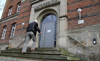 Einmal mehr kann das Schöffengericht Warburg nicht im Falle des Borgentreicher Waffennarrs verhandeln. - Dieter Scholz Einmal mehr kann das Schöffengericht Warburg nicht im Falle des Borgentreicher Waffennarrs verhandeln. - Dieter Scholz