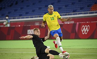 Amos Pieper grätscht im Spiel gegen Brasilien seinen Gegenspieler Richarlison ab. - picture alliance / DPPI media Amos Pieper grätscht im Spiel gegen Brasilien seinen Gegenspieler Richarlison ab. - picture alliance / DPPI media
