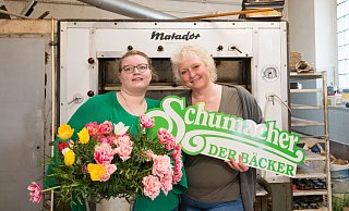 Christina Schumacher (r.), mit Tochter Käthe Schumacher, führt das Familienunternehmen in dritten Generation. Jetzt schließt die Bäckerei für immer. - Ralf Bittner Christina Schumacher (r.), mit Tochter Käthe Schumacher, führt das Familienunternehmen in dritten Generation. Jetzt schließt die Bäckerei für immer. - Ralf Bittner
