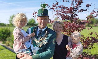 König Sebastian Freitag regiert nun in Asseln. Darüber freuen sich auch Ehefrau Daniela und die Kinder Nora (l.) und Romy. - Heimatschützenverein König Sebastian Freitag regiert nun in Asseln. Darüber freuen sich auch Ehefrau Daniela und die Kinder Nora (l.) und Romy. - Heimatschützenverein