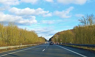 Bereits seit Ende April 2021 wird auf der Bundesstraße 64 an der Nethetalbrücke bei Brakel saniert. - Simone Flörke Bereits seit Ende April 2021 wird auf der Bundesstraße 64 an der Nethetalbrücke bei Brakel saniert. - Simone Flörke