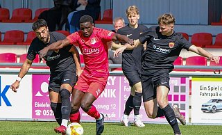 In Yatma Wade (am Ball) wissen die Theesener einen der besten Stürmer der Landesliga in ihren Reihen. - Andreas Zobe In Yatma Wade (am Ball) wissen die Theesener einen der besten Stürmer der Landesliga in ihren Reihen. - Andreas Zobe
