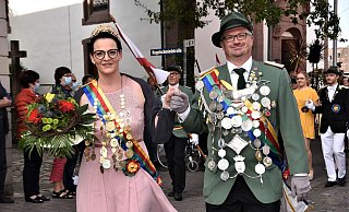 Das Königspaar Sandra Vogt (41) und Frank Wiesemann (46) steuert dem Höhepunkt der Regentschaft entgegen. Er ist Mitglied der Vierten Kompanie und seit 2018 bereits König der Gilde, sie übernahm 2020 die Insignien der Königin von Christine Timmermann. - Thomas Kube Das Königspaar Sandra Vogt (41) und Frank Wiesemann (46) steuert dem Höhepunkt der Regentschaft entgegen. Er ist Mitglied der Vierten Kompanie und seit 2018 bereits König der Gilde, sie übernahm 2020 die Insignien der Königin von Christine Timmermann. - Thomas Kube