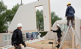 Mit dem Fertighaus sind die eigenen vier Wände schnell errichtet - der Innenausbau braucht dann aber etwas mehr Zeit. - Kai Remmers/picture alliance/dpa-tmn Mit dem Fertighaus sind die eigenen vier Wände schnell errichtet - der Innenausbau braucht dann aber etwas mehr Zeit. - Kai Remmers/picture alliance/dpa-tmn