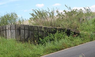 Das Unwetter hatte den Hochwasserschutz an der Bergstraße unterspült und zum Teil weggebrochen. - Jan-Henrik Gerdener Das Unwetter hatte den Hochwasserschutz an der Bergstraße unterspült und zum Teil weggebrochen. - Jan-Henrik Gerdener