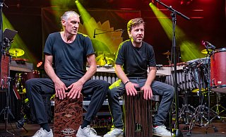 Die "Drum Twins" sind für ihre mitreißenden und humorvollen Auftritte bekannt und reißen auch beim Hoeker-Fest auf dem Alten Markt das Publikum mit. - Ralf Bittner Die "Drum Twins" sind für ihre mitreißenden und humorvollen Auftritte bekannt und reißen auch beim Hoeker-Fest auf dem Alten Markt das Publikum mit. - Ralf Bittner