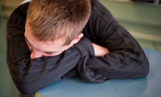 Fehlendes Selbstwertgefühl und Durst nach Lob führen bei Schülern zu unterschiedlichen Reaktionen. Die einen igeln sich ein, andere suchen Aufmerksamkeit. Beide benötigen Hilfe. - picture alliance / PYMCA/Photoshot Fehlendes Selbstwertgefühl und Durst nach Lob führen bei Schülern zu unterschiedlichen Reaktionen. Die einen igeln sich ein, andere suchen Aufmerksamkeit. Beide benötigen Hilfe. - picture alliance / PYMCA/Photoshot