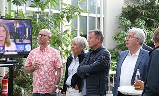 Im Herforder Kreishaus ist die Stimmung nach den ersten Hochrechnungen eher gedrückt. - Alina Rullkötter Im Herforder Kreishaus ist die Stimmung nach den ersten Hochrechnungen eher gedrückt. - Alina Rullkötter