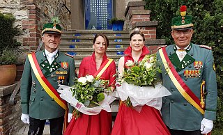 Schützenkönigin Nicole Paul (2. v. r.) freut sich mit der Zeremonienmeisterin Anne Voss (2. v. l.), Zeremonienmeister Michael Lohl (l.) und Kämper-Hauptmann Jürgen Lutter über den Besuch der von ihm geführten Zapfenstreich-Kompanie. - Birger Berbüsse Schützenkönigin Nicole Paul (2. v. r.) freut sich mit der Zeremonienmeisterin Anne Voss (2. v. l.), Zeremonienmeister Michael Lohl (l.) und Kämper-Hauptmann Jürgen Lutter über den Besuch der von ihm geführten Zapfenstreich-Kompanie. - Birger Berbüsse