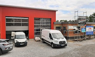 Fahrzeughalle und Sozialtrakt: Die Wagen der Handwerker stehen noch vor dem neuen Feuerwehrgerätehaus in Bonenburg an Ikenhauser Straße. - Dieter Scholz Fahrzeughalle und Sozialtrakt: Die Wagen der Handwerker stehen noch vor dem neuen Feuerwehrgerätehaus in Bonenburg an Ikenhauser Straße. - Dieter Scholz