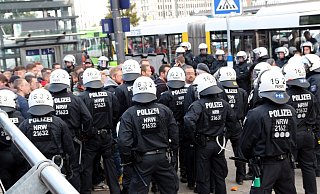 Starke Polizeieinheiten werden am Samstag die Bochumer Gästefans am Bielefelder Hauptbahnhof in Empfang nehmen. - Archivfoto: Jens Reichenbach Starke Polizeieinheiten werden am Samstag die Bochumer Gästefans am Bielefelder Hauptbahnhof in Empfang nehmen. - Archivfoto: Jens Reichenbach