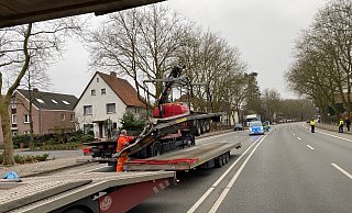 Nachdem der beschädigte Anhänger geborgen und verladen wurde, hat die Polizei die B61 in Gütersloh gegen 10 Uhr wieder freigegeben. - Christian Bröder Nachdem der beschädigte Anhänger geborgen und verladen wurde, hat die Polizei die B61 in Gütersloh gegen 10 Uhr wieder freigegeben. - Christian Bröder