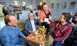 Rimante Krapiene serviert Gesangslehrer Andreas Post von der Musik- und Kunstschule einen Cappuccino. Johannes Strzyzewski (l.) und Franz Schaible freuen sich, dass die Zwangspause im Café endlich vorbei ist. - Barbara Franke Rimante Krapiene serviert Gesangslehrer Andreas Post von der Musik- und Kunstschule einen Cappuccino. Johannes Strzyzewski (l.) und Franz Schaible freuen sich, dass die Zwangspause im Café endlich vorbei ist. - Barbara Franke