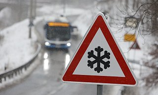 Achtung Glätte: Der plötzliche Wintereinbruch sorgt für glatte Straßen. - picture alliance/dpa Achtung Glätte: Der plötzliche Wintereinbruch sorgt für glatte Straßen. - picture alliance/dpa