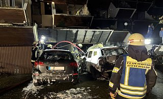 Mit Löschschaum verhinderte die Feuerwehr weitere Entzündungen der Fahrzeuge. - Thorsten Heß Mit Löschschaum verhinderte die Feuerwehr weitere Entzündungen der Fahrzeuge. - Thorsten Heß