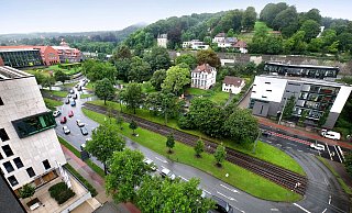 In Nähe des Adenauerplatzes geriet der Pkw am Vormittag auf die Stadtbahngleise der Linie 1. - Frücht In Nähe des Adenauerplatzes geriet der Pkw am Vormittag auf die Stadtbahngleise der Linie 1. - Frücht