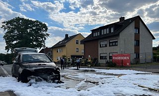 Der Mercedes auf der Jöllenbecker Straße brannte im Frontbereich aus. Auf der Straße ist Löschschaum verteilt. Foto: Paul Brinkmann - Paul Brinkmann Der Mercedes auf der Jöllenbecker Straße brannte im Frontbereich aus. Auf der Straße ist Löschschaum verteilt. Foto: Paul Brinkmann - Paul Brinkmann