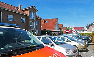 Der Salzkottener Notarzt versorgte die verletzte Frau noch an der Einsatzstelle. - Ralph Meyer Der Salzkottener Notarzt versorgte die verletzte Frau noch an der Einsatzstelle. - Ralph Meyer