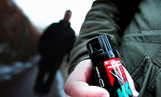 Der Täter zückte ein Pfefferspray und sprühte dem 23-Jährigen direkt ins Gesicht. - Symbolfoto: Gerald Dunkel Der Täter zückte ein Pfefferspray und sprühte dem 23-Jährigen direkt ins Gesicht. - Symbolfoto: Gerald Dunkel